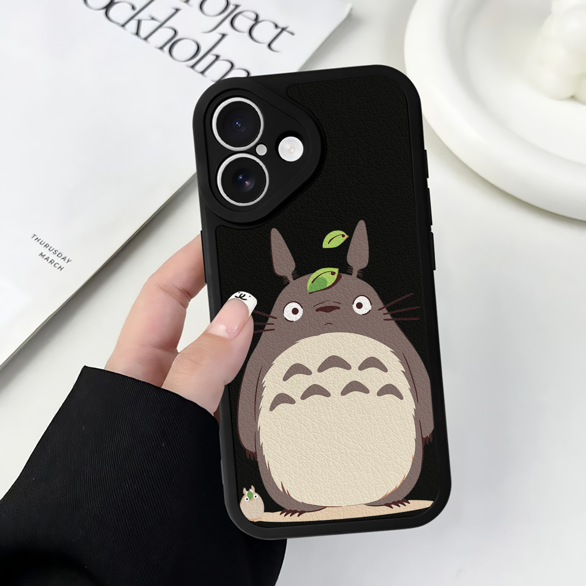 （画像用） となりのトトロ 草壁メイ 草壁サツキ My Neighbor Totoro Satsuki Kusakabe Mei Kusakabe 【iPhone 16シリーズ対応】シリコンスマホケース（レザー調） 材質：シリコン
